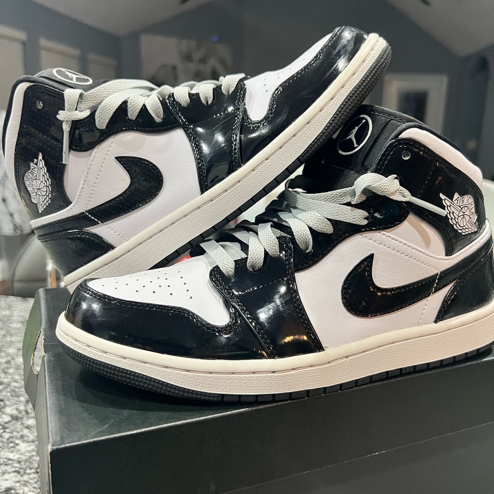 Air Jordan 1 Mid SE ASW Carbon Fiber. Black & White. Gray laces. Box=good cond.